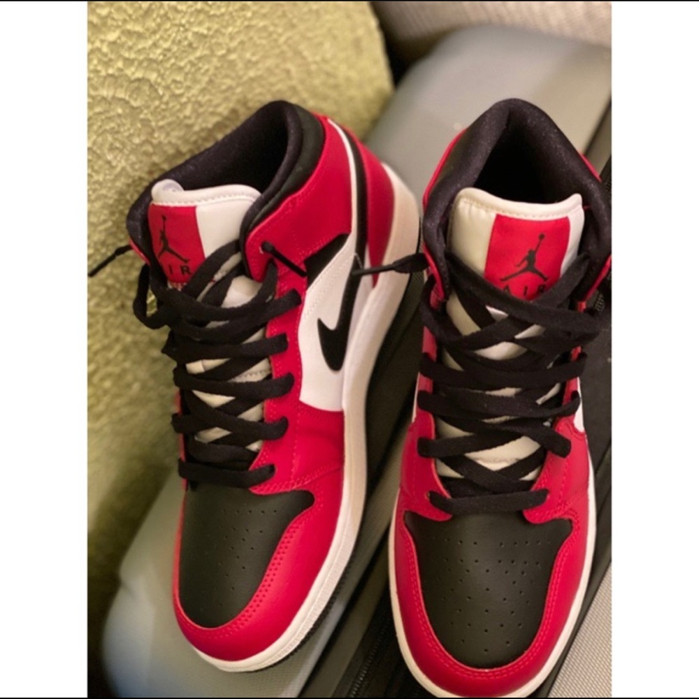 Sneaker- The Air Jordan Mid 1  “Chicago black toe”